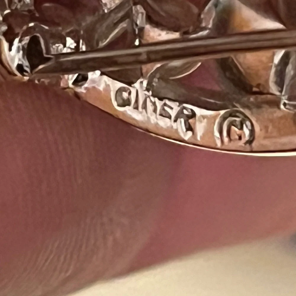 Vintage Ciner mini  Silver and peapod Pearl Brooch. Estimated 1950’s. - Picture 3 of 3